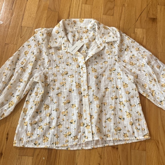 NWT Women’s heartloom top. White with yellow and green flowers. Size M - Picture 1 of 8